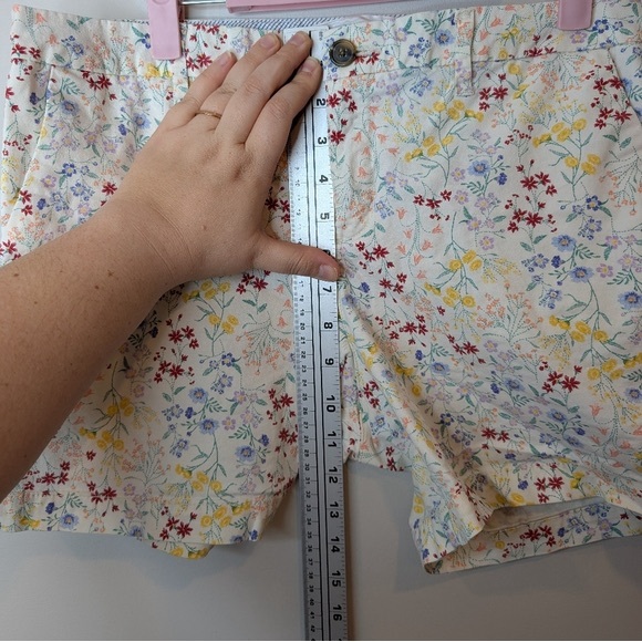 Old Navy Everyday Shorts Womens 10 White High Rise Floral Chino Flat Front - Picture 8 of 9